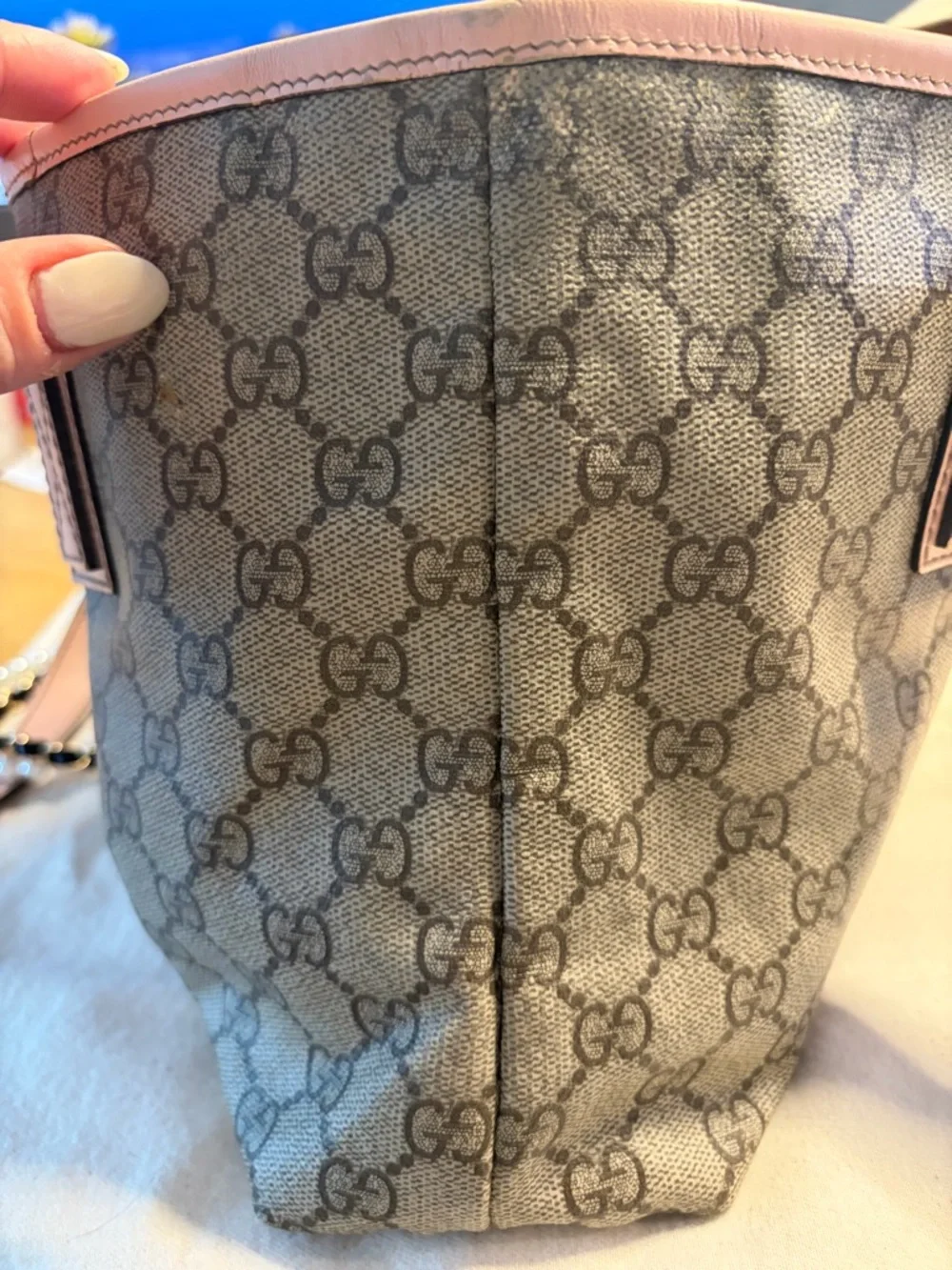 Authentic Gucci Beige GG Supreme Tote with Pink Leather Trim - Picture 4 of 14